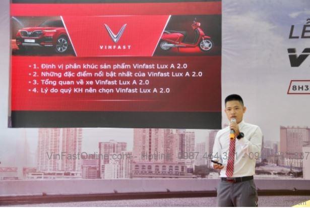  Ông Võ Minh Ý, trưởng phòng kinh doanh giới thiệu về thiết kế và các tính năng của VinFast Lux A2.0 - lamnails.Net