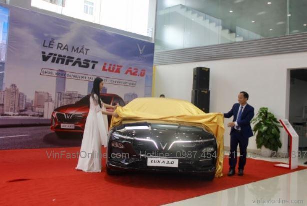 Ông Phan Thanh Hải, giám đốc kinh doanh và người đẹp Nguyễn Thảo Vy, Á khôi Sinh viên Việt Nam 2021 cùng giới thiệu mẫu xe VinFast Lux A2.0 tới toàn thể khách mời - lamnails.Net