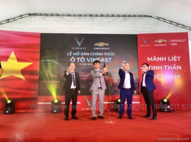 Ban lãnh đạo đại lý Chevrolet Vinh khui champagne mừng buổi lễ mở bán chính thức ô tô VinFast tại Nghệ An - lamnails.Net