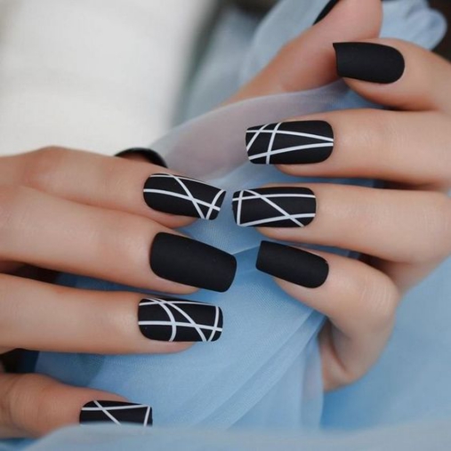 Các mẫu nail sọc trắng đen đẹp nhất hiện nay - lamnails.Net