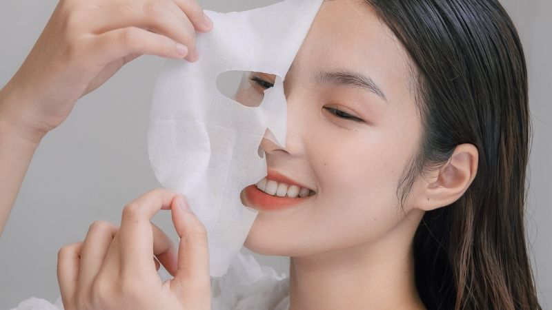 Có nên chăm sóc da mặt bằng mặt nạ giấy hay không?