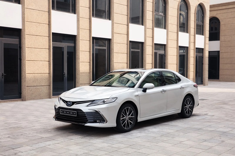 Toyota Camry 2024: Đánh giá chi tiết và giá cả